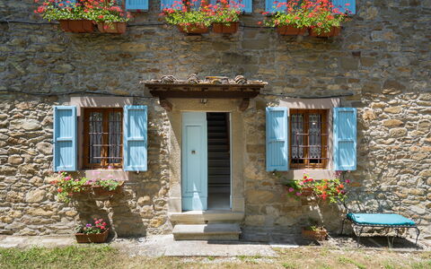 Villa La Vigna: Pianta, Costruzione, Finestra, Giorno, Proprietà, Fiore, Azzurro, Foglia, Porta, Legna