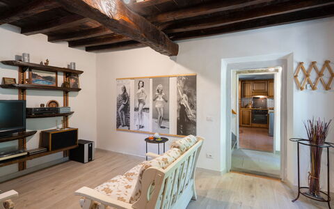 Villa La Vigna: Cornice, Mobilia, Tavolo, Legna, Interior Design, Illuminazione, Soggiorno, Pavimento, Pavimentazione, Latifoglie