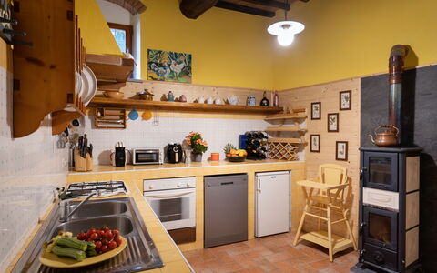 Villa La Vigna: Proprietà, Cabinetry, Controsoffitto, Costruzione, Cornice, Elettrodomestico Da Cucina, Legna, Cucina, Elettrodomestico, Interior Design