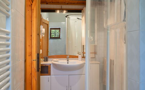 Villa La Vigna: Rubinetto, Idraulico Fixture, Specchio, Lavello, Proprietà, Legna, Bagno, Lavandino Del Bagno, Pavimento