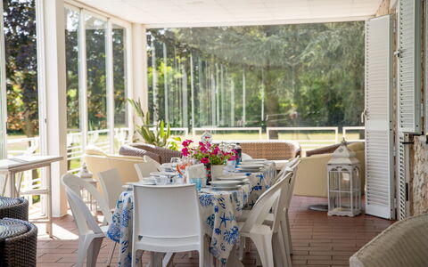 Villa Sole Martina Franca: Mobilia, Sedia, Tavolo, Interior Design, Cucina & Sala Da Pranzo Tavolo, Bicchiere, Ristorante, Tavolo Esterno, Mobili Da Esterno, Sala Da Pranzo
