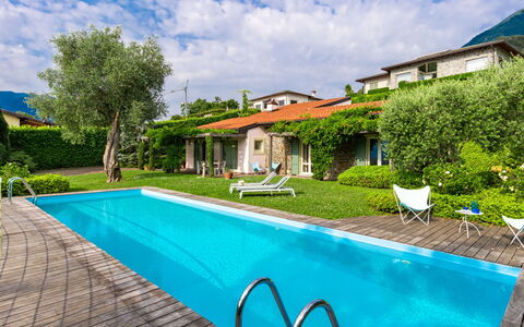 Villa Ulivo: Acqua, Nube, Pianta, Proprietà, Cielo, Piscina, Natura, Costruzione, Sedia, Azzurro