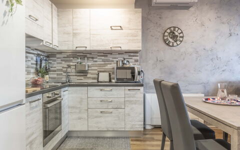 Florence Suite Apartment: Cabinetry, Mobilia, Tavolo, Controsoffitto, Costruzione, Legna, Cucina, Cucina Stufa, Interior Design, Lavandino Della Cucina