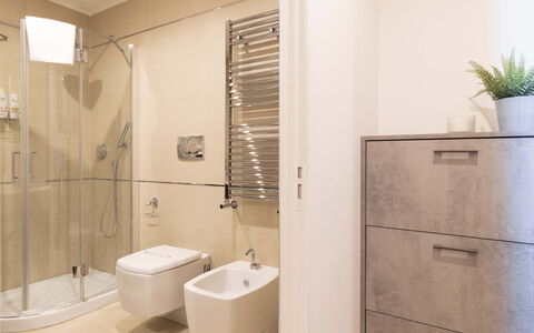 Florence Suite Apartment: Idraulico Fixture, Lavello, Bagno, Illuminazione, Soffione Doccia, Interior Design, Rubinetto, Pavimentazione, Pavimento