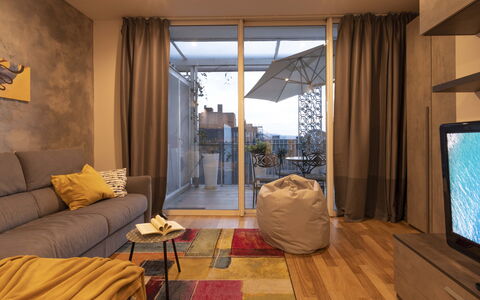 Florence Suite Apartment: Divano, Tavolo, Mobilia, Proprietà, Comfort, Costruzione, Legna, Interior Design, Shade, Tenda
