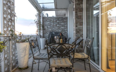 Florence Suite Apartment: Proprietà, Mobilia, Sedia, Interior Design, Legna, Costruzione, Pianta, Casa, Cielo, Tavolo