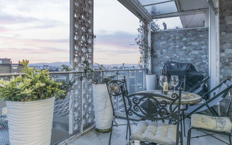 Florence Suite Apartment: Pianta, Cielo, Nube, Costruzione, Interior Design, Architettura, Vaso Di Fiori, Sedia, Finestra, Immobiliare