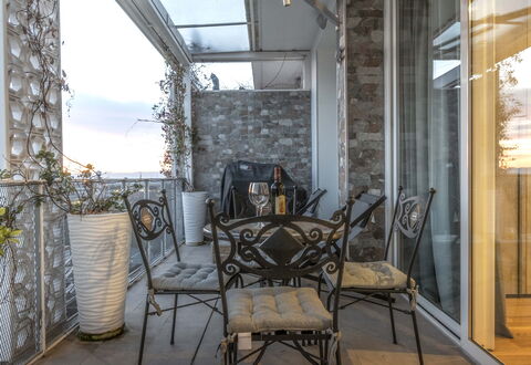 Florence Suite Apartment: Proprietà, Mobilia, Sedia, Interior Design, Legna, Costruzione, Pianta, Casa, Cielo, Tavolo