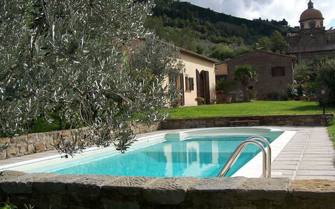 Orangerie Degli Ulivi: Acqua, Pianta, Proprietà, Costruzione, Nube, Azzurro, Piscina, Finestra, Architettura, Corpo D'Acqua