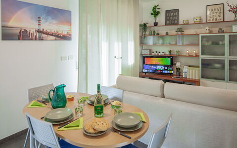 Apartment Serena - Levanto: Tavolo, Mobilia, Proprietà, Divano, Azzurro, Interior Design, Mensola, Architettura, Cornice, Tavola