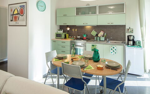 Apartment Serena - Levanto: Proprietà, Mobilia, Tavolo, Sedia, Cabinetry, Illuminazione, Interior Design, Mensola, Pianta Della Casa, Immobiliare