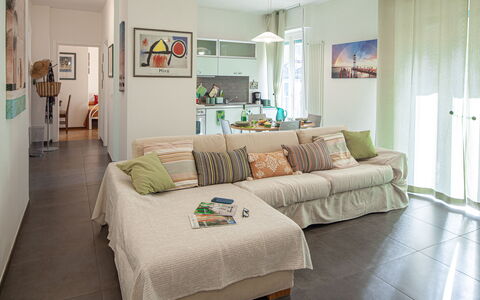 Apartment Serena - Levanto: Divano, Mobilia, Cornice, Tavolo, Comfort, Illuminazione, Legna, Costruzione, Interior Design, Soggiorno