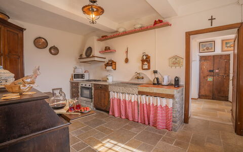 Villa In Garfagnana: Cornice, Costruzione, Cabinetry, Legna, Arancia, Interior Design, Pavimentazione, Pavimento, Soggiorno, Color Legno