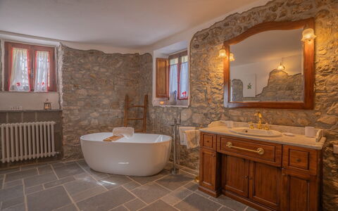 Villa In Garfagnana: Specchio, Mobiletto Del Bagno, Idraulico Fixture, Rubinetto, Proprietà, Costruzione, Lavello, Cabinetry, Vasca Da Bagno, Bagno