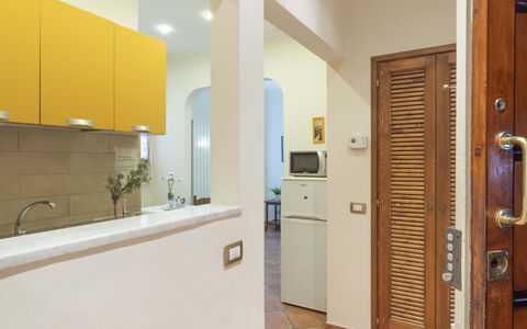 Vintage Apartment in Florence: Cabinetry, Costruzione, Rubinetto, Lavello, Controsoffitto, Porta, Interior Design, Casa, Legna