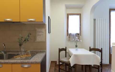 Vintage Apartment in Florence: Proprietà, Mobilia, Cabinetry, Costruzione, Interior Design, Controsoffitto, Giallo, Tavolo, Pavimento