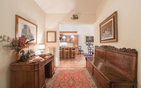 Duomo Suite: Cornice, Proprietà, Cabinetry, Tavolo, Pianta, Legna, Fiore, Interior Design, Pianta Della Casa, Cassetto