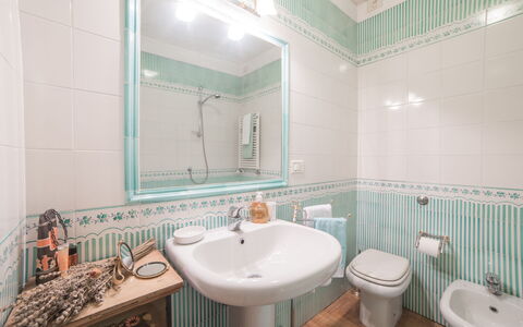 Duomo Suite: Specchio, Rubinetto, Idraulico Fixture, Lavello, Lavandino Del Bagno, Proprietà, Verde, Bagno, Viola, Azzurro