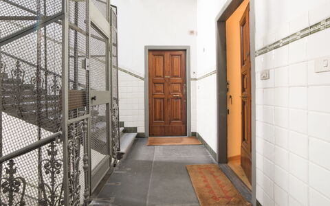 Duomo Suite: Porta, Legna, Costruzione, Interior Design, Pavimento, Pavimentazione, Immobiliare, Facciata, Soffitto