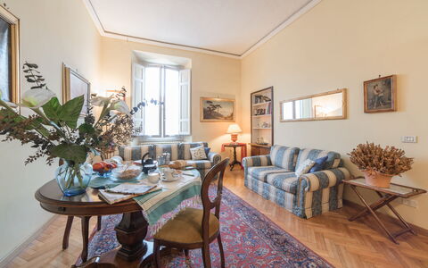 Duomo Suite: Tavolo, Cornice, Mobilia, Proprietà, Pianta, Finestra, Azzurro, Divano, Legna, Interior Design