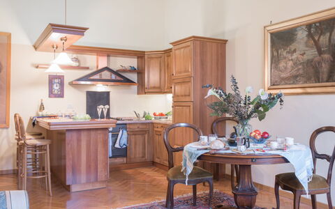 Duomo Suite: Mobilia, Tavolo, Cabinetry, Fiore, Sedia, Legna, Controsoffitto, Cornice, Pavimentazione, Costruzione