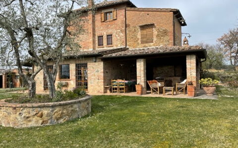 Villa Nibbiano: Pianta, Cielo, Costruzione, Finestra, Casa, Albero, Lotto, Legna, Erba, Villetta