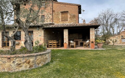 Villa Nibbiano: Pianta, Cielo, Finestra, Costruzione, Albero, Nube, Lotto, Legna, Erba, Casa