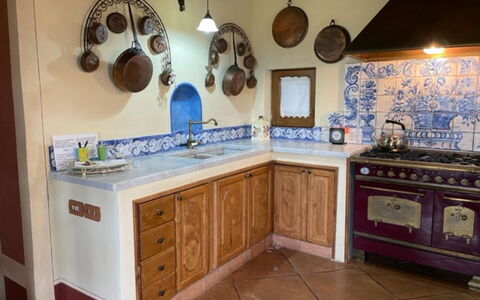 Villa Nibbiano: Cabinetry, Mobilia, Controsoffitto, Cucina, Legna, Interior Design, Cassetto, Pavimentazione, Pavimento, Elettrodomestico