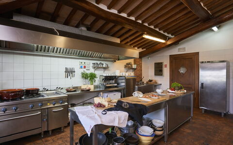 Villa Sulle Crete: Mobilia, Controsoffitto, Cabinetry, Legna, Interior Design, Elettrodomestico Da Cucina, Costruzione, Cucina, Pavimentazione, Tavolo