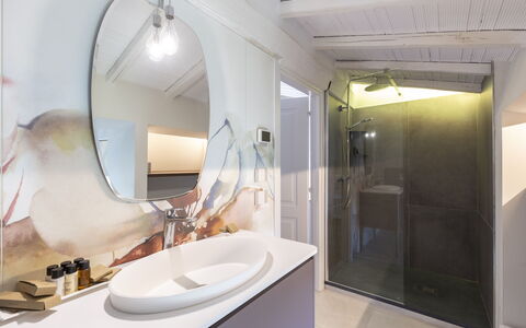 Villa Sulle Crete: Specchio, Rubinetto, Idraulico Fixture, Lavello, Proprietà, Costruzione, Lavandino Del Bagno, Bagno, Casa, Interior Design