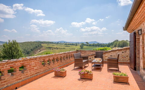 Villa Sulle Crete: Nube, Cielo, Pianta, Costruzione, Legna, Albero, Lotto, Vaso Di Fiori, Brick, Finestra