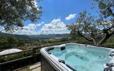 Villa Patrizia: Nube, Acqua, Cielo, Risorse Idriche, Albero, Piscina, Corpo D'Acqua, Vasca Idromassaggio, Paesaggio Naturale, Tempo Libero