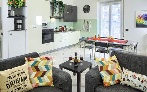 Apartment Fernanda 2 - Levanto: Divano, Mobilia, Proprietà, Tavolo, Verde, Interior Design, Cornice, Illuminazione, Comfort, Soggiorno