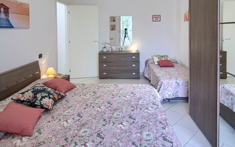 Apartment Fernanda 2 - Levanto: Mobilia, Cabinetry, Comfort, Telaio Del Letto, Cassetto, Costruzione, Legna, Cassettiera, Pavimento, Pavimentazione