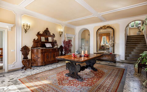 Villa Staggia: Mobilia, Interior Design, Pavimentazione, Legna, Pavimento, Soffitto, Soggiorno, Illuminazione, Sedia, Camera
