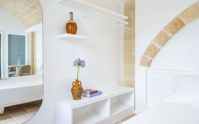 Carrubo - Mastropà: Legna, Interior Design, Illuminazione, Scaffalature, Pianta, Pavimentazione, Pavimento, Soggiorno, Parete, Pianta Della Casa