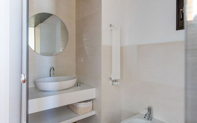Ginestra - Mastropà: Specchio, Rubinetto, Lavello, Lavandino Del Bagno, Idraulico Fixture, Bagno, Interior Design, Legna, Pavimento