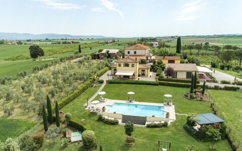 Villa Dei Ciliegi: Cielo, Nube, Pianta, Natura, Lotto, Albero, Urban Design, Erba, Tempo Libero, Casa