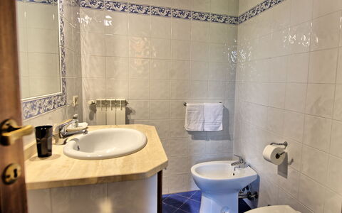 Casale Chieteno: Rubinetto, Idraulico Fixture, Specchio, Lavello, Lavandino Del Bagno, Proprietà, Bagno, Viola, Mobiletto Del Bagno, Interior Design