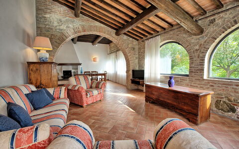 Casale Chieteno: Tavolo, Mobilia, Divano, Costruzione, Legna, Finestra, Comfort, Interior Design, Soggiorno, Pavimento