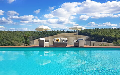 Casale Chieteno: Nube, Acqua, Cielo, Giorno, Pianta, Piscina, Blu, Natura, Costruzione, Rettangolo