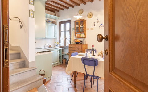 Il Borgo Apartment: Tavolo, Mobilia, Cabinetry, Legna, Interior Design, Controsoffitto, Sedia, Porta, Pavimento, Cucina