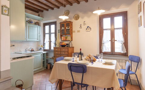 Il Borgo Apartment: Mobilia, Tavolo, Proprietà, Cabinetry, Finestra, Sedia, Legna, Interior Design, Controsoffitto
