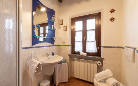 Il Borgo Apartment: Specchio, Rubinetto, Idraulico Fixture, Lavello, Proprietà, Lavandino Del Bagno, Bagno, Finestra, Interior Design, Architettura