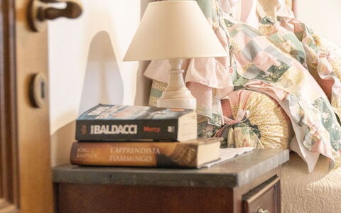Il Borgo Apartment: Prodotto, Legna, Interior Design, Lampada, Cassetto, Soggiorno, Comfort, Scaffalature, Latifoglie, Comodino
