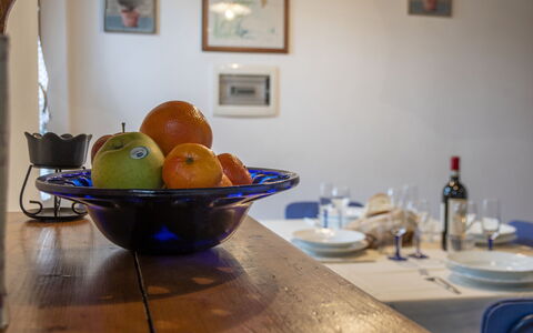 Il Borgo Apartment: Tavolo, Tavola, Dishware, Cornice, Cibo, Legna, Frutta, Interior Design, Piatto, Serveware