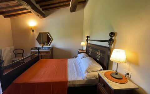 Podere La Sterza: Mobilia, Proprietà, Comfort, Legna, Lampada, Illuminazione, Letto, Telaio Del Letto, Interior Design, Pavimento