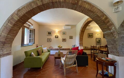 Podere La Sterza: Mobilia, Tavolo, Divano, Cornice, Pianta, Sedia, Pianta Della Casa, Soggiorno, Comfort, Interior Design