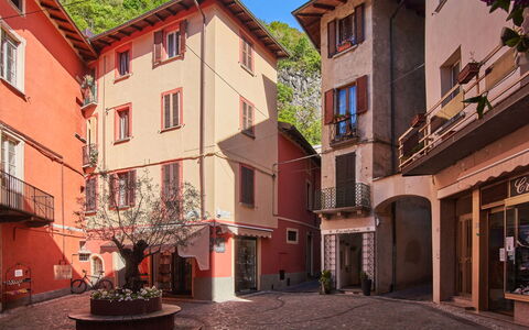 Cris House: Mobilia, Proprietà, Cabinetry, Comfort, Costruzione, Azzurro, Legna, Illuminazione, Lampada, Interior Design