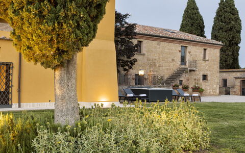 Villa Pianoia: Pianta, Cielo, Proprietà, Costruzione, Finestra, Albero, Lotto, Vegetazione, Giallo, Erba